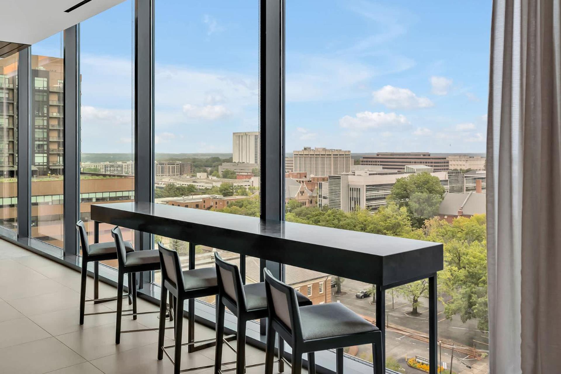 High-Rise Apt Raleigh Free Parking & Sunset View 1 외부 사진